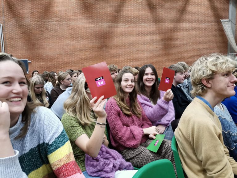 Elever på Favrskov Gymnasium til vælgermøde - Søften Nyt