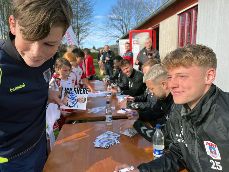 Flere hundrede skulle have autografer i Søften - Søften Nyt - Foto: Anders Godtfred-Rasmussen.