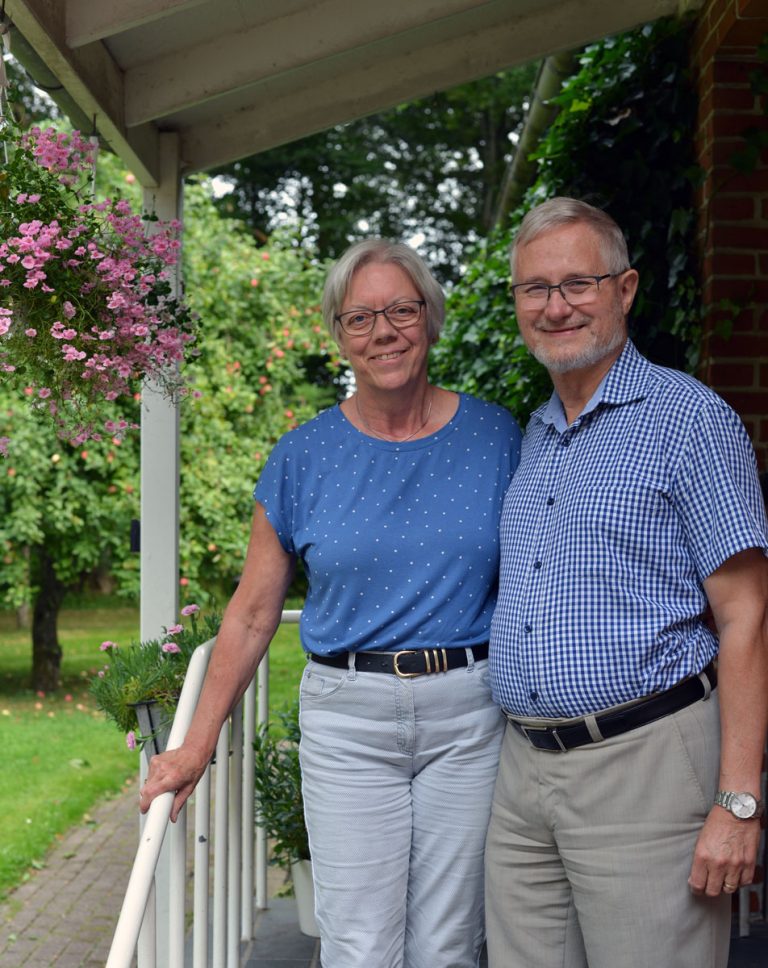 John og Johanne Marie foran præstegården i Søften - Søften Nyt - Foto: Anders Godtfred-Rasmussen .