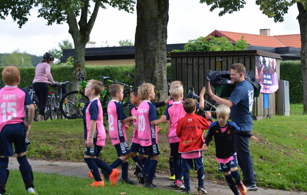 Highfive til Christian fra REMA 1000 i Søften - Søften Nyt - Foto: Anders Godtfred-Rasmussen.