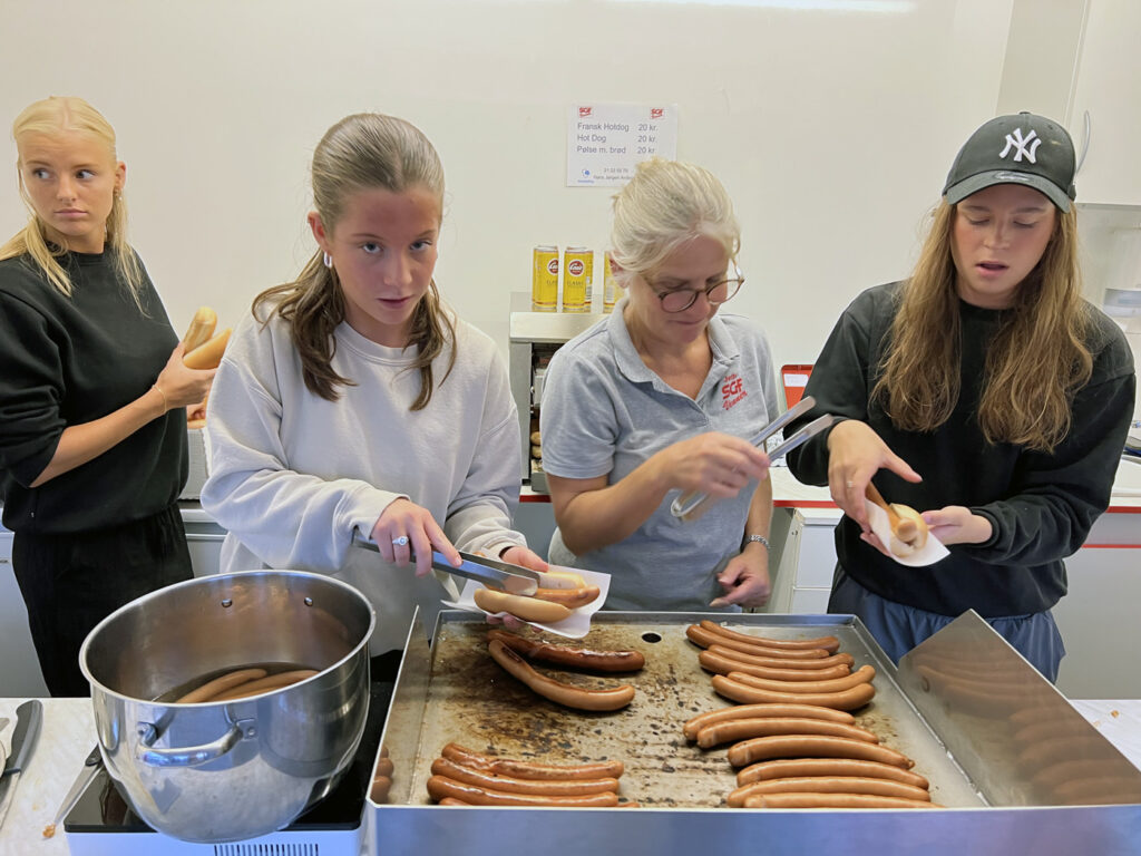 Pølsevognen var fyldt af frivillige - Søften nyt - Foto: Anders Godtfred-Rasmussen.