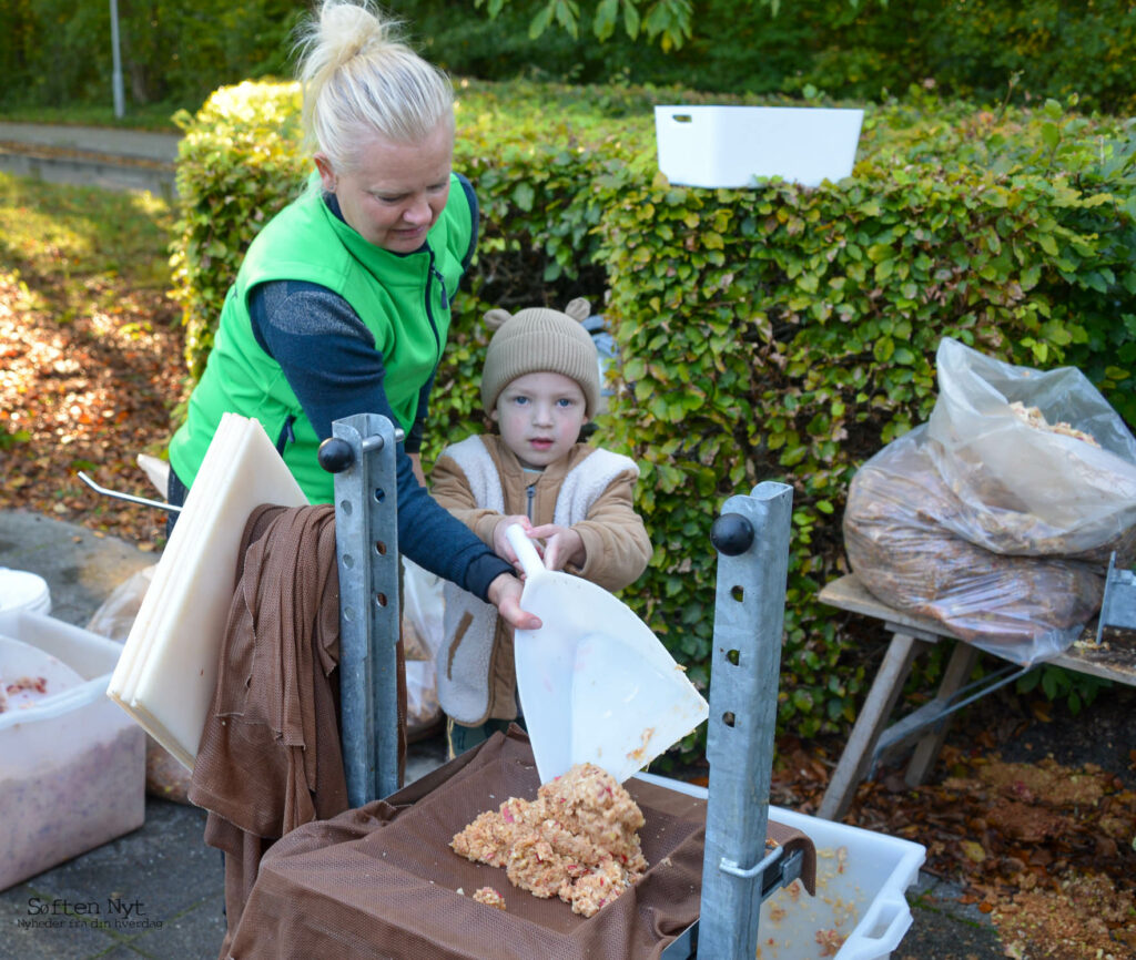 Irene Glud Nielsen hjælper til - Søften Nyt - Foto: Anders Godtfred-Rasmussen.