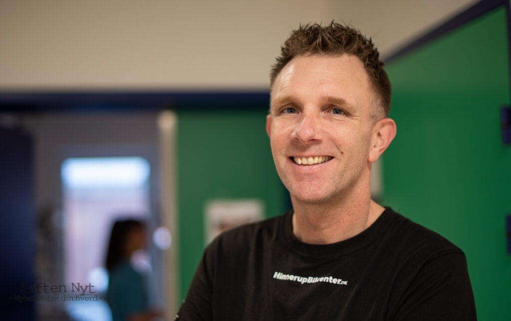 Henrik var et stort smil mens han besøgte afdelingen, og han er glad for, at den indsamling han satte igang bar frugt, og nu kan hjælpe både indlagte og personalet på afdelingen på AUH. Foto: Anders Godtfred-Rasmussen - Søften Nyt.