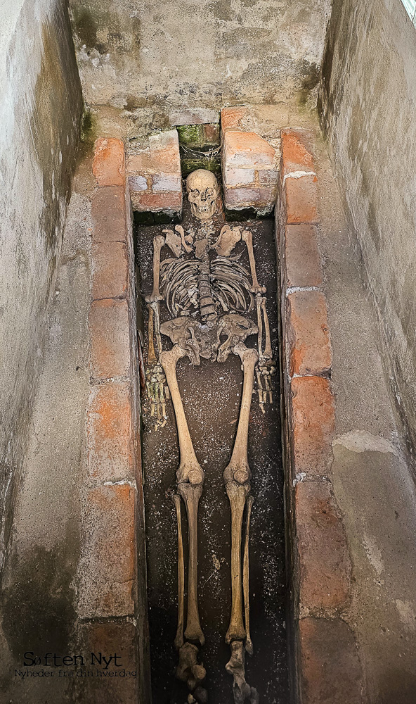 En af de frem grave af munke som de besøgende kan kigge på - Søften Nyt - Foto: Anders Godtfred-Rasmussen.