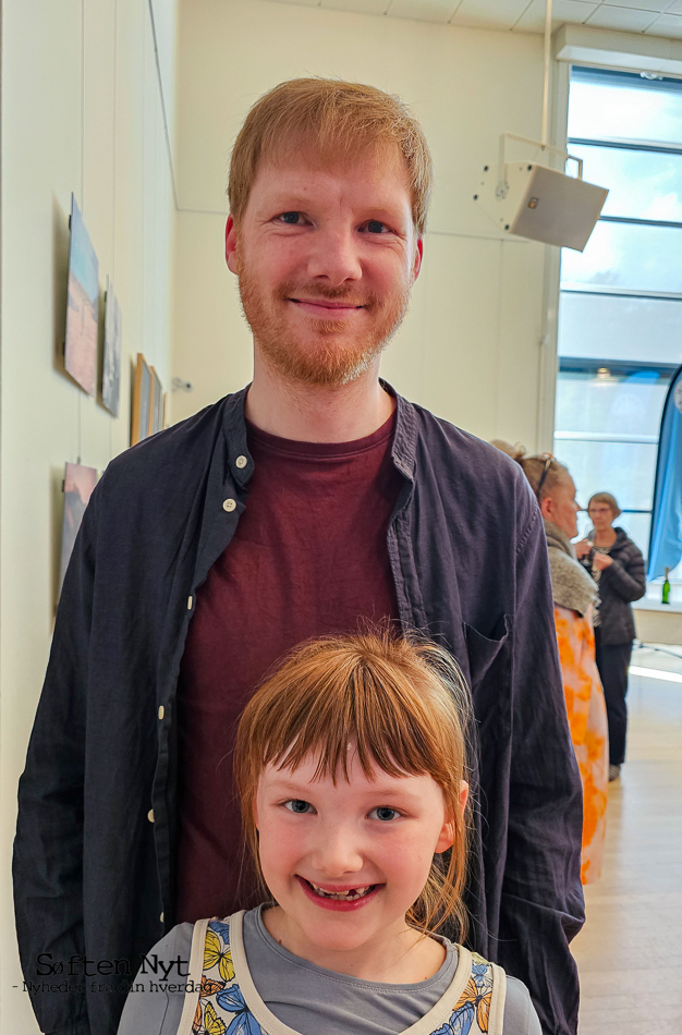 Asger Lundsgaard Hansen havde taget sin datter, Clara, med til ferniseringen i Uhresalen, så hun også kunne se, hvad far laver, når han møder de andre i Favrskov Fotoklub. Foto: Anders Godtfred-Rasmussen - Søften Nyt.