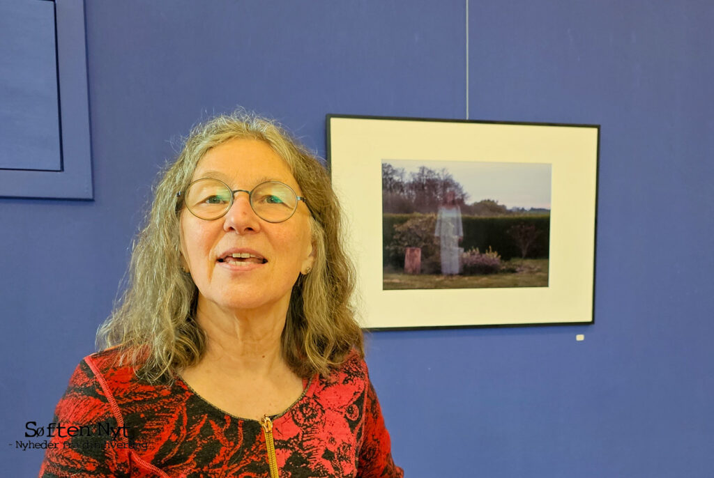 Kirsten Dyhrberg Grønne har to billeder med på udstillingen, og det ene ´Den Hvide Dame` er lavet med lang lukkertid på kameraet for at kunne lave effekten med ´damen´ i billedet. Foto: Anders Godtfred-Rasmussen.