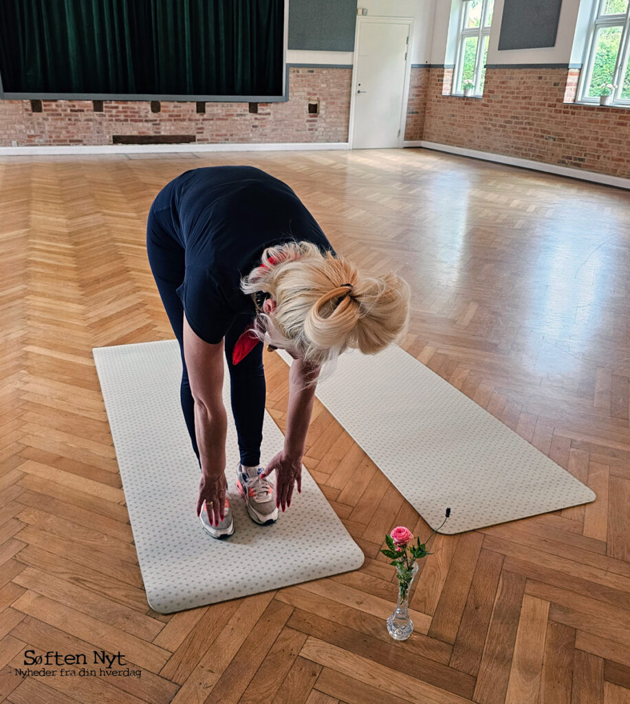 Yoga foregår med mange forskellige udstræk af kroppen, hvilket du selv kan opleve henover sommeren, når Karin Magdalena Frimodt tilbyder gratis Yoga, eller på nogle af de hold, som hun opretter i efteråret 2024 i Søften Forsamlingshus. Foto: Anders Godtfred-Rasmussen - Søften Nyt.