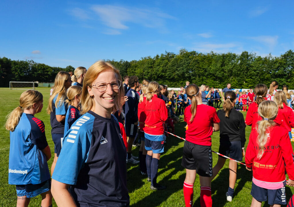 Anne Besenbacher er en af de mange frivillige, der hjælper til på fodboldskolen, og giver gerne sin tid til at hjælpe SGF Fodbold og de mange børn og unge til at få en fod oplevelse på fodboldskolen i 2024. Foto: Anders Godtfred-Rasmussen - Søften Nyt.