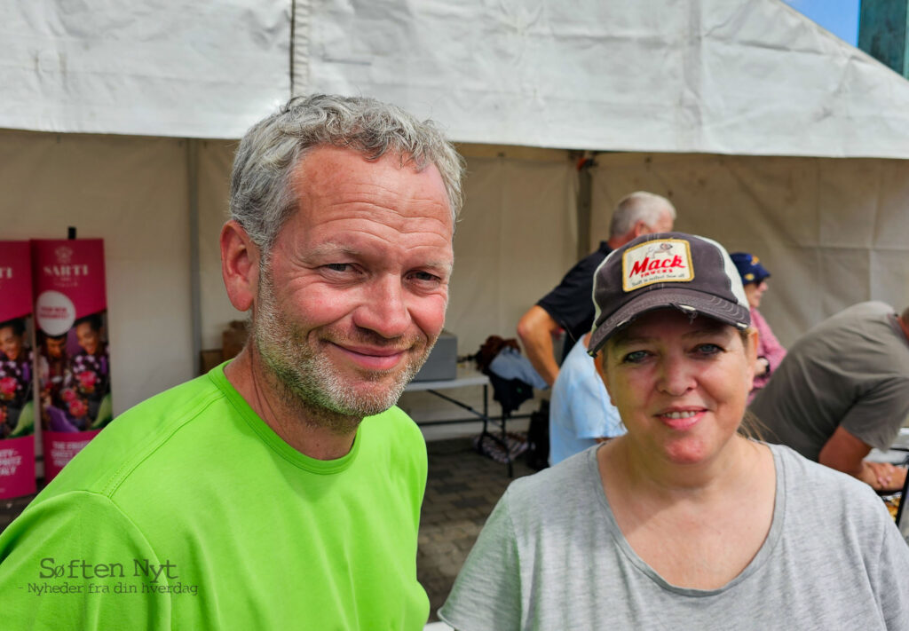 Jacob Ring er brugsuddeler i Hinnerup og Heidi Kjær er med i bestyrelsen for SuperBrugsen, og de brugte begge lørdagen til byfesten for at hjælpe til med, at dagen skulle blive en succes for de mange deltagere, og de kommer igen i 2025. Foto: Anders Godtfred-Rasmussen - Søften Nyt.