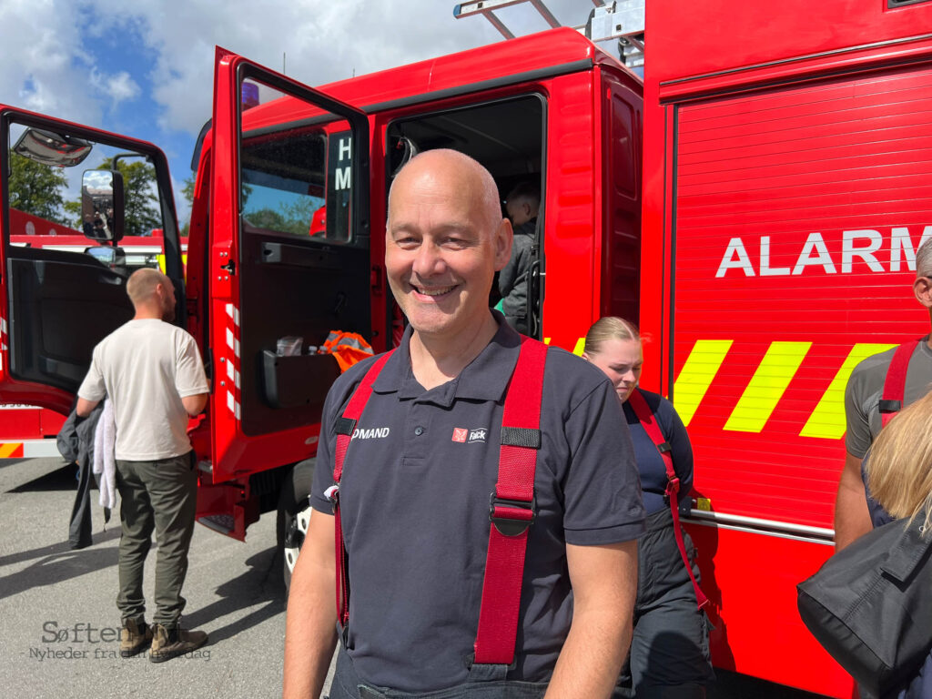 Jørgen Mundt og kollegerne fra brandstationen i Hinnerup havde rigtigt mange voksne og børn forbi brandbilerne, for det er ikke hver dag, at der er mulighed for at få lov til at sidde i en og lege brandmand. Foto: Anders Godtfred-Rasmussen - Søften Nyt.