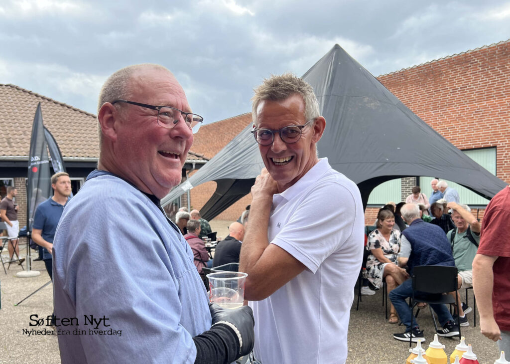 Klaus Lund fra ´Slagter Lund` var grillmester, og Jørgen havde selv kagerne med, og sammen kunne de nyde en fadøl og en god snak på Kastanjetorvet. Foto: Anders Godtfred-Rasmussen - Søften Nyt.