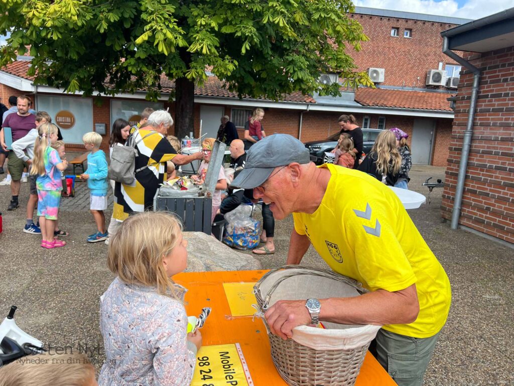 Magnus Nielsen fra HOG fik talt med de fleste, når de kom forbi for at prøve fiskedammen, og den var meget populær hele dagen. Foto: Anders Godtfred-Rasmussen - Søften Nyt.