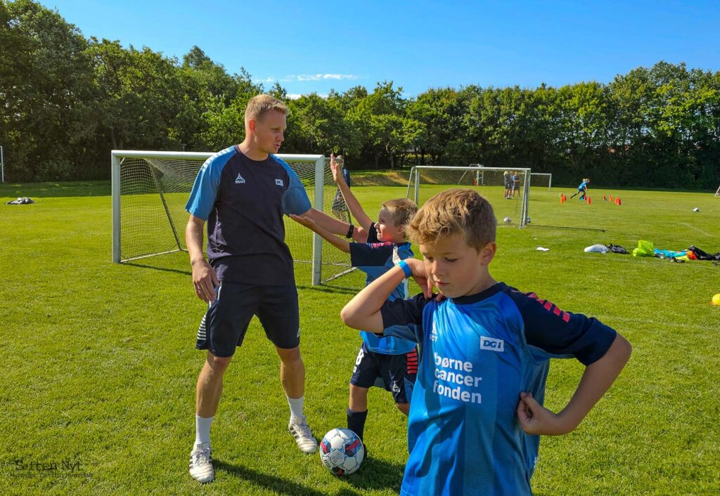 Thomas Grasbakken er til daglig fodboldkonsulent hos DGI i Østjylland, men har på fodboldskolen i Søften i 2024 valgt at deltage som træner nogle dage, for også at selv at være med til at give børn og unge en god oplevelse. Foto: Anders Godtfred-Rasmussen - Søften Nyt.