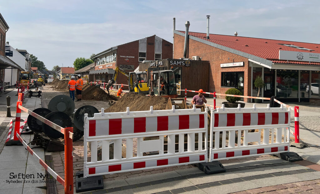 I første etape af vejarbejdet er Storegade lukket fra Ådalsvej og hen til indkørslen til parkeringspladsen ved SuperBrugsen. Foto: Anders Godtfred-Rasmussen.