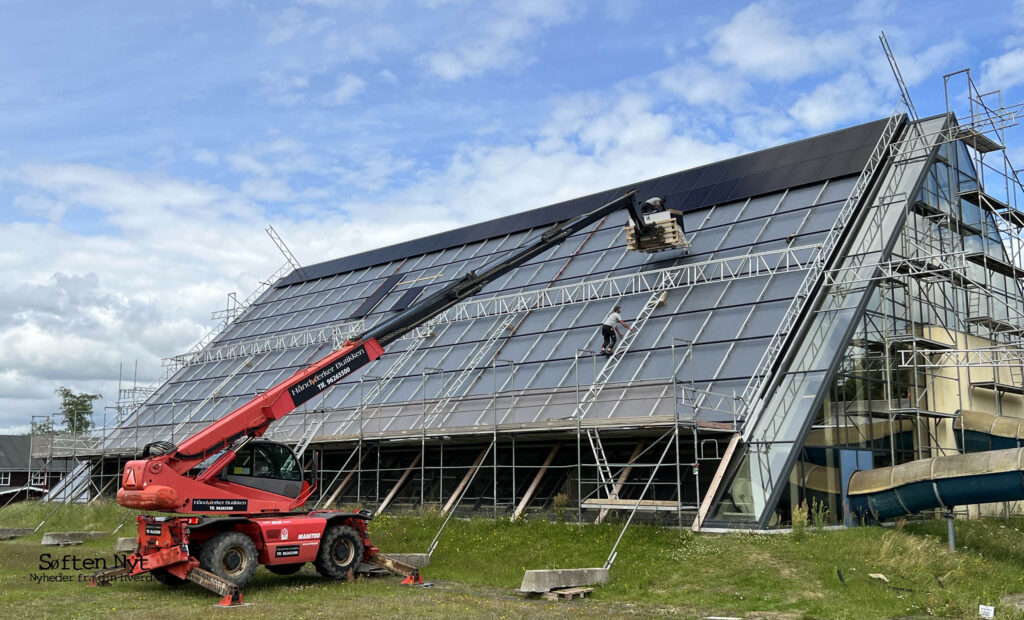 Det har krævet et stort arbejde fra håndværkerne at ligge de mange solceller på taget, men nu står det klar til indvielsen den 13. september 2024. Foto: Hinnerup Badet.