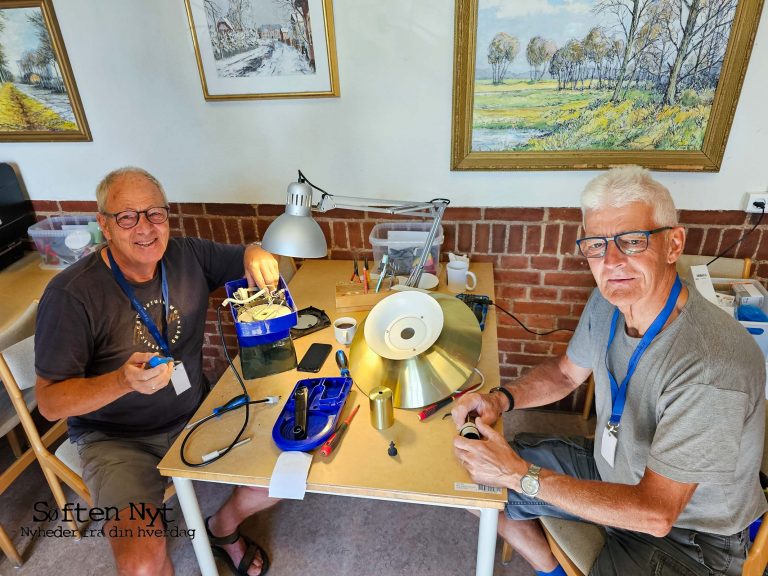 Aage Lauridsen og Evald Hansen er fiksere til ´Repair Café`i Hinnerup - Foto: Anders Godtfred-Rasmussen - Søften Nyt.