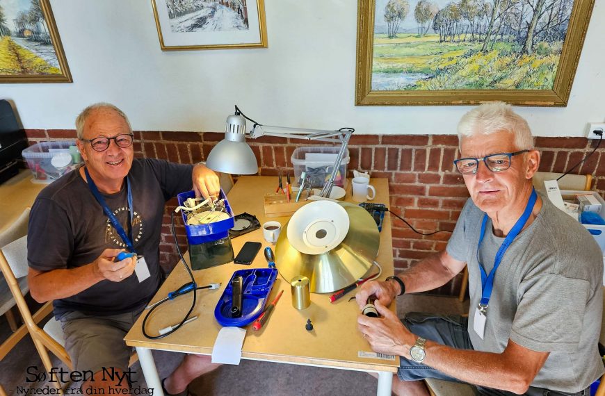 Aage Lauridsen og Evald Hansen er fiksere til ´Repair Café`i Hinnerup - Foto: Anders Godtfred-Rasmussen - Søften Nyt.