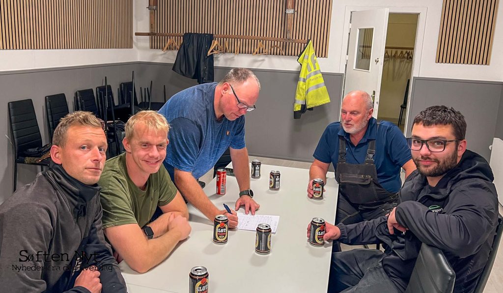 Den tekniske stab har også brug for pauser indimellem, mens de forbereder lys, lyd og scene inden premieren. Foto: Anders Godtfred-Rasmussen - Søften Nyt.