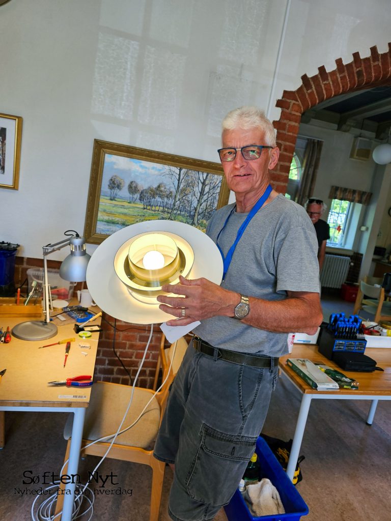 Evald Hansen har fået lampen til at virke igen, så den får en længere levetid. Foto: Anders Godtfred-Rasmussen - Søften Nyt.