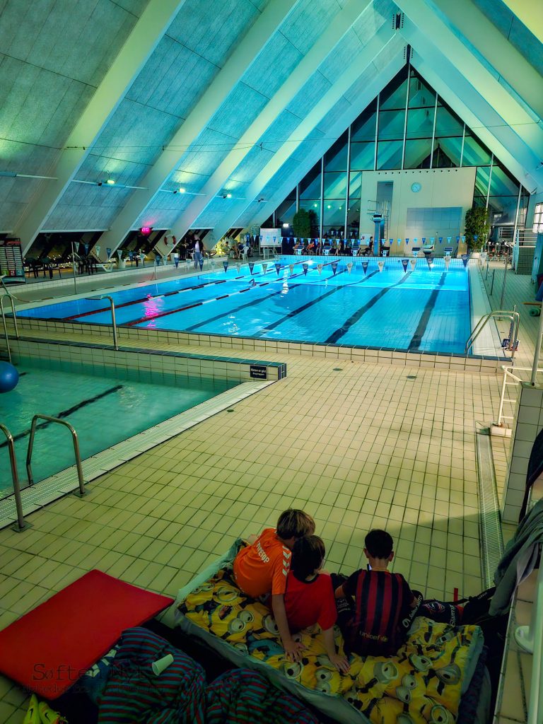 Flere havde også lagt deres madras ind i svømmehallen, så de var tæt på vandet med også til de mange aktiviteter, der foregik natten igennem. Foto: Anders Godtfred-Rasmussen - Søften Nyt.