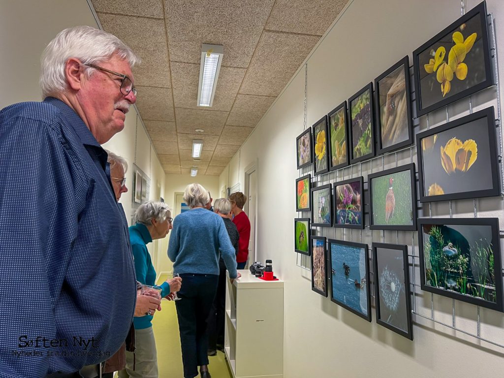 Jørn Bailum er ivrig amatørfotograf, og ligger ofte mange billeder på Facebook fra hans gåture omkring Søften, og de mange billeder han har udstillet stammer også derfra. Foto: Anders Godtfred-Rasmussen - Søften Nyt.