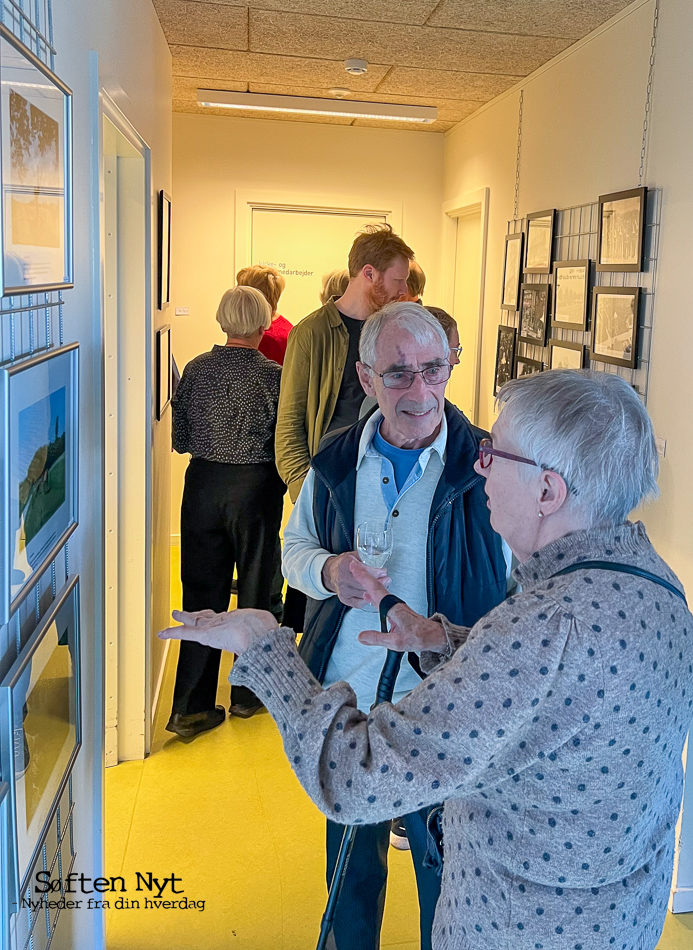 Tommy Astrup talte længe med mange af deltagerne i ferniseringen, for han har også flere billeder hængende i sognegården, som alle interesserede kan komme og se på. Foto: Anders Godtfred-Rasmussen - Søften Nyt.