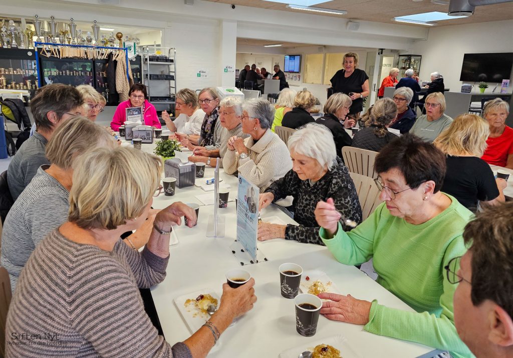 Kaffen, kagen og hyggen bagefter træningen er lige så vigtigt, som da deltagerne lå på gulvet i hallen og fik pulsen op. Foto: Anders Godtfred-Rasmussen - Søften Nyt.