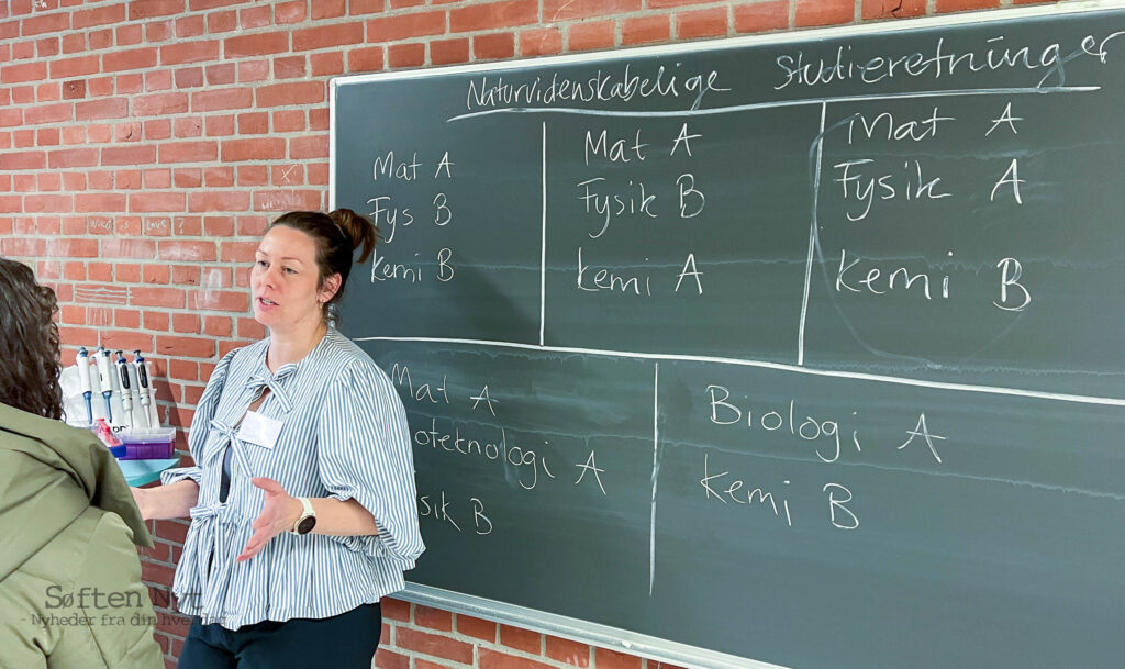 Billedet viser en underviser på Favrskov Gymnasium, der står foran en tavle, hvor alle de forskellige kombinationsmuligheder der er af fag på gymnasiet. Foto: Anders Godtfred-Rasmussen - Søften Nyt.