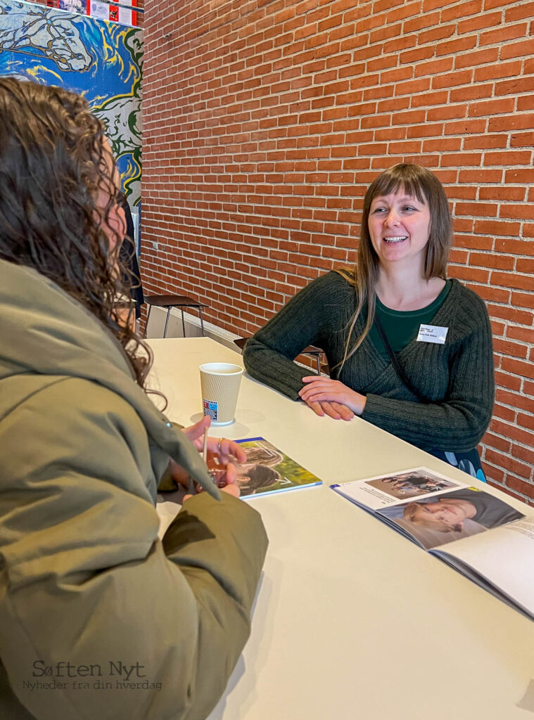 Billedet viser elevejlederen på Favrskov Gymnasium, der fortæller om, at hun er der for at hjælpe elever, der kan have det svært på gymnasiet. Foto: Anders Godtfred-Rasmussen - Søften Nyt.