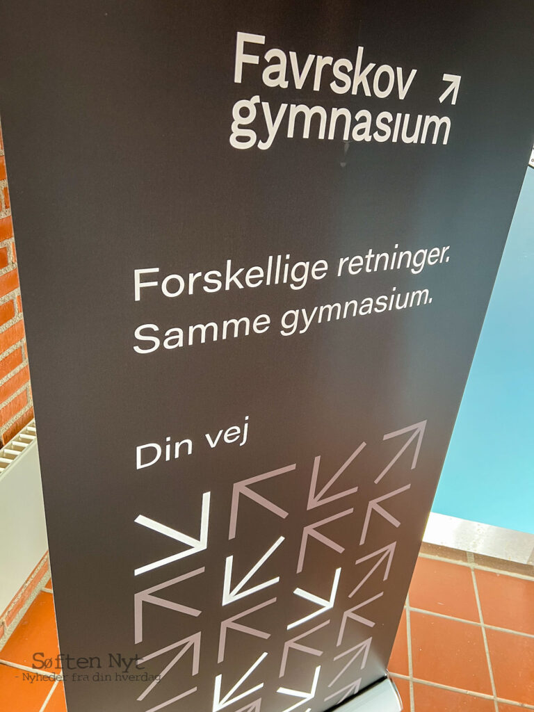 Billedet viser et skilt, hvor der står Favrskov Gymnasium og at det er muligt at vælge forskellige studieretninger på gymnasiet. Foto: Anders Godtfred-Rasmussen - Søften Nyt.