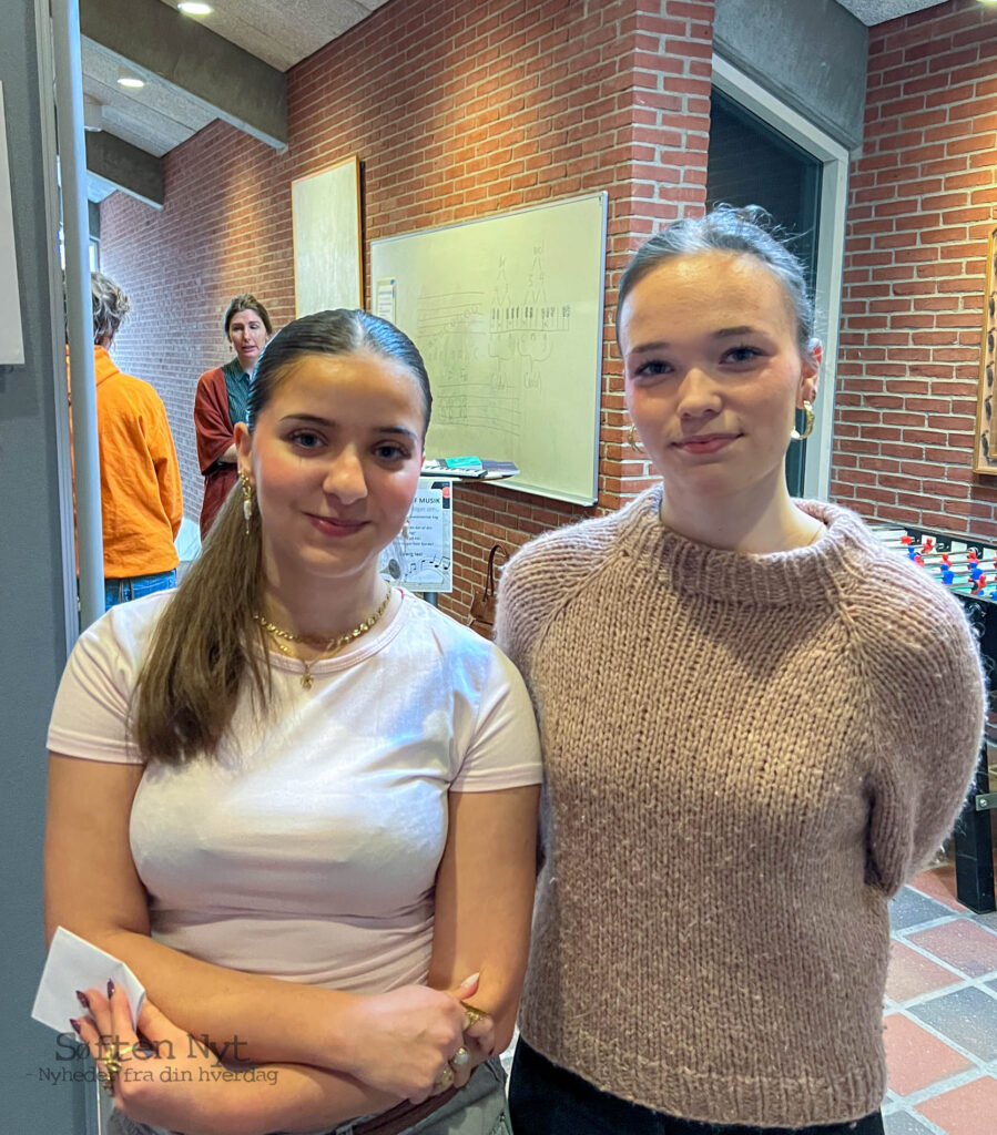 Billedet viser Lærke Kildehøj og Johanne Helstrup som begge går på Favrskov Gymnasium og var rundvisere den dag vi besøgte gymnasiet. Foto: Anders Godtfred-Rasmussen - Søften Nyt.