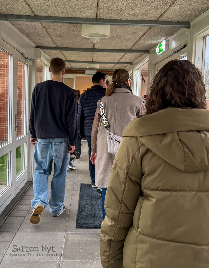 Billedet viser forskellige mennesker der er på rundtur på gymnasiet, her går de igennem en gang. Foto: Anders Godtfred-Rasmussen - Søften Nyt.