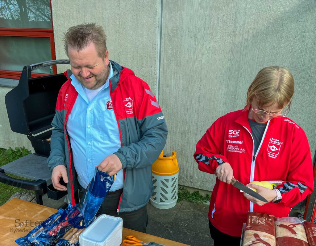 Selvom Thomas Bak ofte står forrest ved mange af de arrangementer, som fodboldafdelingen i Søften afholder, så er der rigtigt mange andre, der hver eneste dag hjælper til. For i en fodboldklub med 700 medlemmer, der skal der mange frivillige hænder til. Foto: Anders Godtfred-Rasmussen. -Søften Nyt.