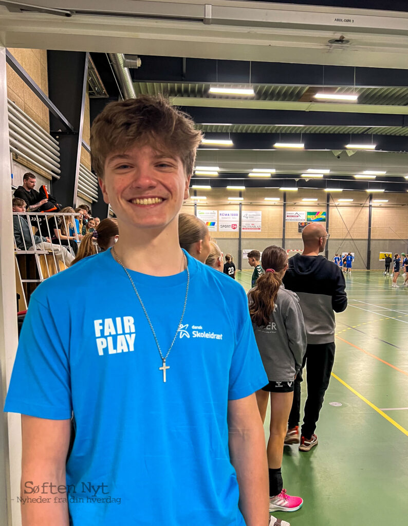 Fotografiet viser Alexander Porsgaard Nielsen iført en blå tshirt, hvor der står DM i skolehåndbold og Fairplay. Foto: Anders Godtfred-Rasmussen - Søften Nyt.