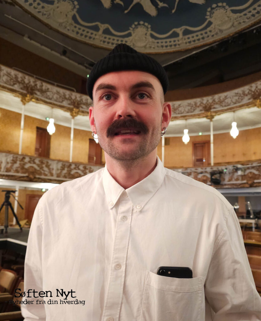 Fotografiet viser David Gehrt, der er scenograf på Jeppe På Bjerget på Aarhus Teater. Foto: Anders Godtfred-Rasmussen.