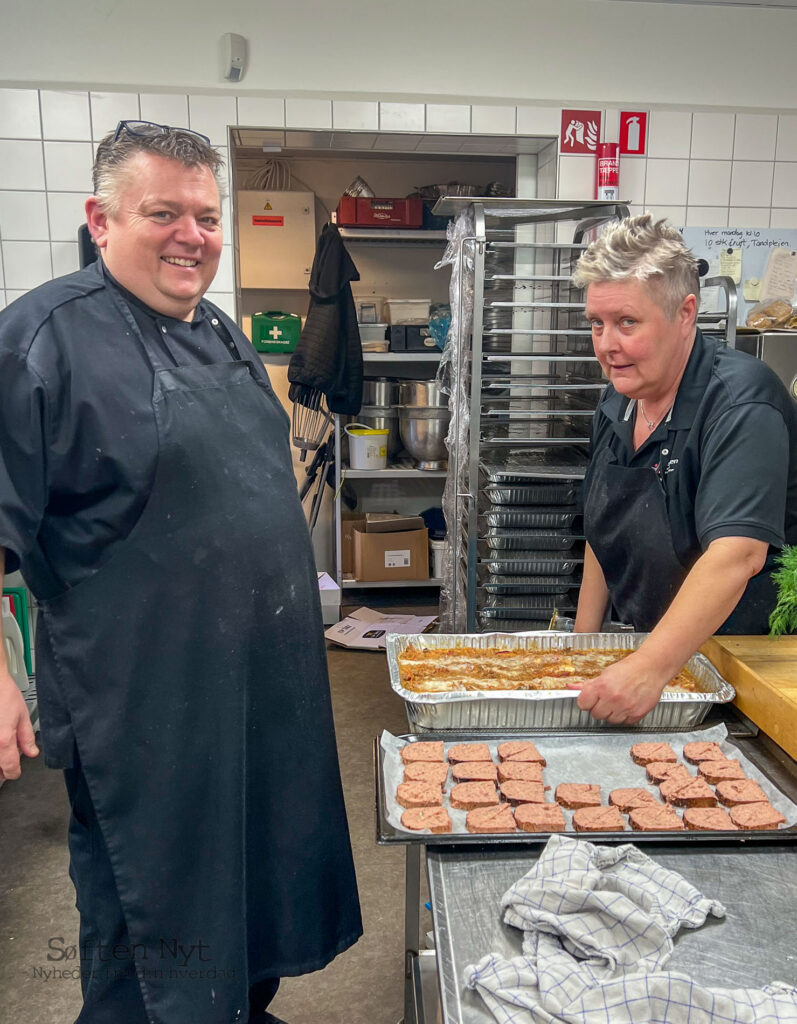 Fotografiet viser Erik Jørgensen og Ina fra Café SKIC, der er igang med at lave lasagne til de 350 mennesker, der skal have mad til DM i skolehåndbold. Foto: Anders Godtfred-Rasmussen - Søften Nyt.