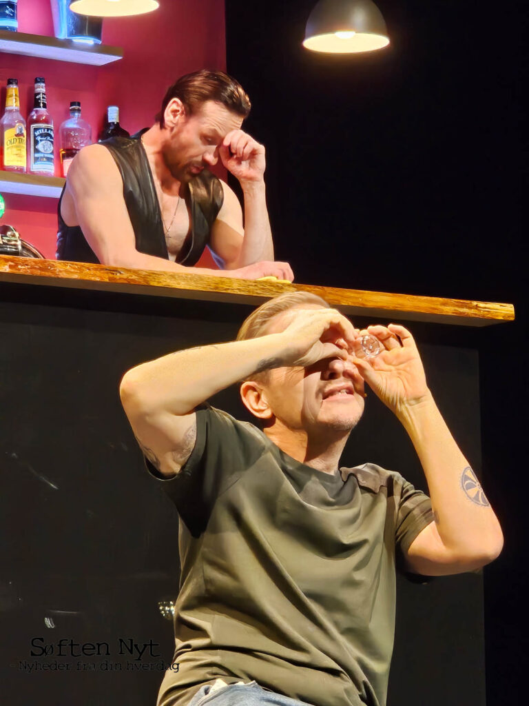 Fotografiet viser skuespilleren Thure Lindhardt på scenen på Aarhus Teater. han er i en grøn beskidt T-shirt, og kigger igennem et tomt glas, hvor der ikke er mere alkohol i. Thure Lindhardt spiller Jeppe på Bjerget.